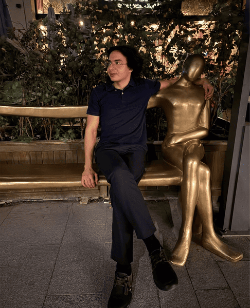 me and the bench's typical employee of the month; gilded, seated, faceless, never once late